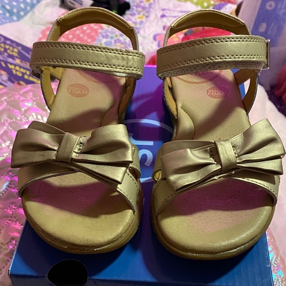 Stride Rite Gold Kids Sandals with Bow - Picture 1 of 5